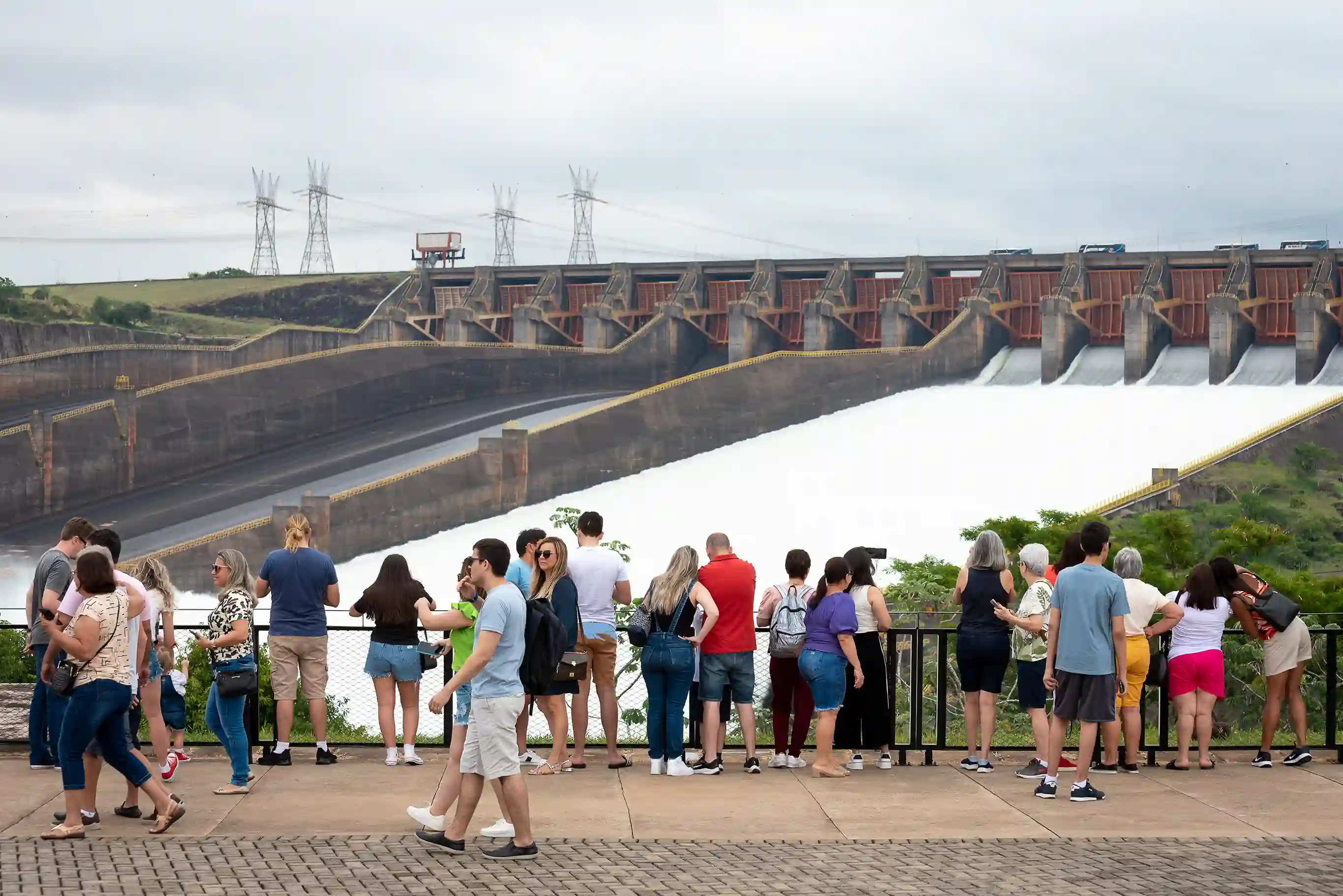 Turistas observando o Vertedouro de Itaipu aberto, durante a visita na Usina Hidrelétrica de Itaipu, no Mirante Vertedouro, localizada em Foz do Iguaçu.